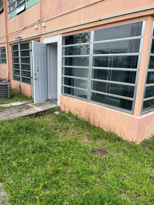 Building Photo - 285 NE 191st St