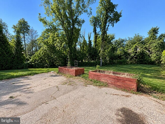 Building Photo - 6797 Lawnton St