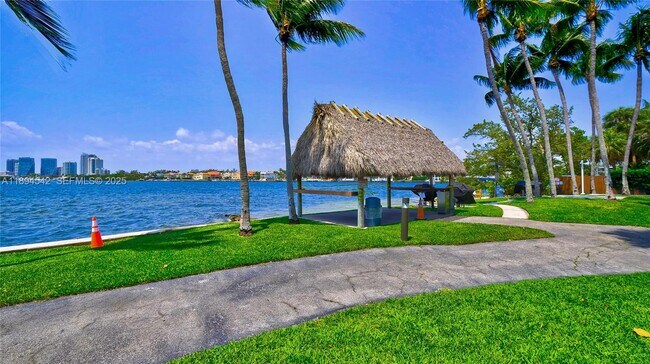 Building Photo - 2 Grove Isle Dr