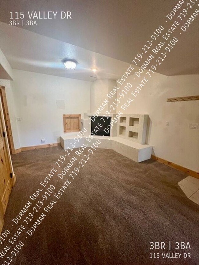 Building Photo - 115 Valley Dr