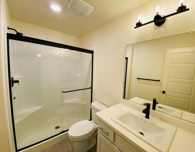 Building Photo - Beautiful 5 Bedroom 3.5 Bath Two-story sma...