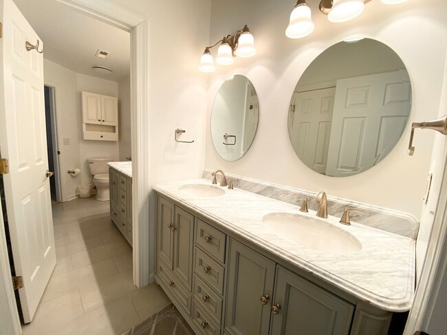 Building Photo - FULLY-FURNISHED GORGEOUS TOWNHOME!