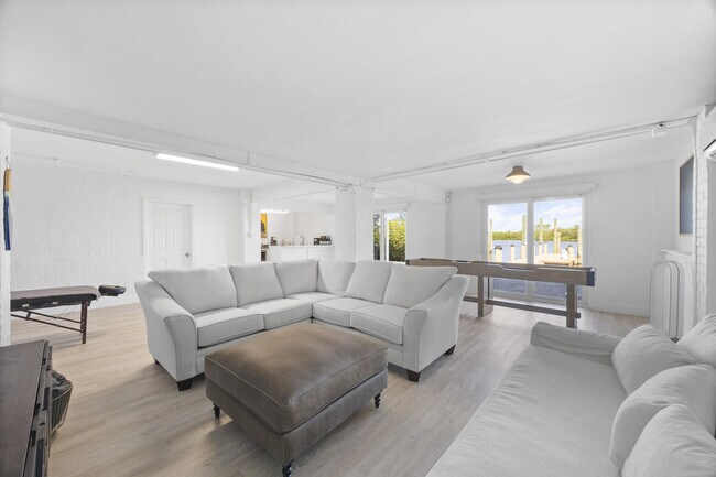 Building Photo - 207 Elsa Rd