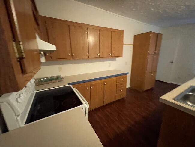 Building Photo - 16658 Meadowcroft St