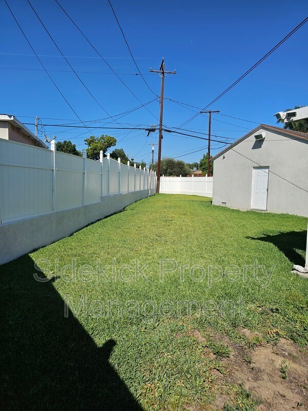 Building Photo - 14115 Oval Dr