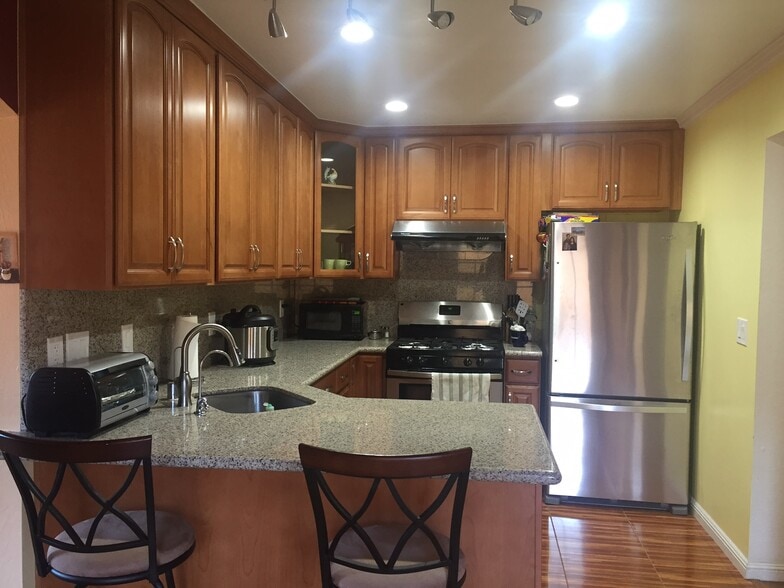 Building Photo - 3900 Lake Mead Dr