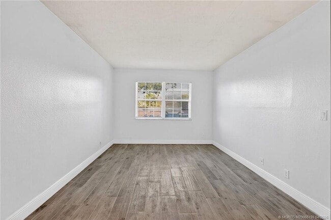 Building Photo - 1564 SE Royal Green Cir