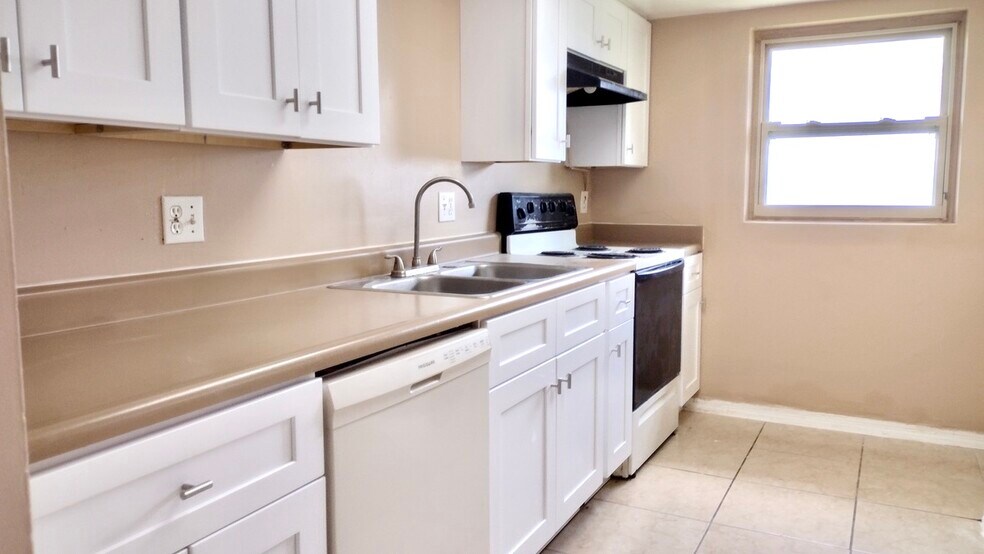 Building Photo - 1348 W Evans Cir