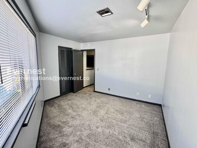 Building Photo - 1327 S Lawton Ave