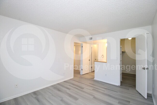 Building Photo - 533 W Guadalupe Rd