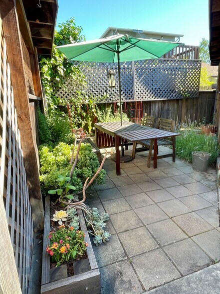Common patio - 459 44th St