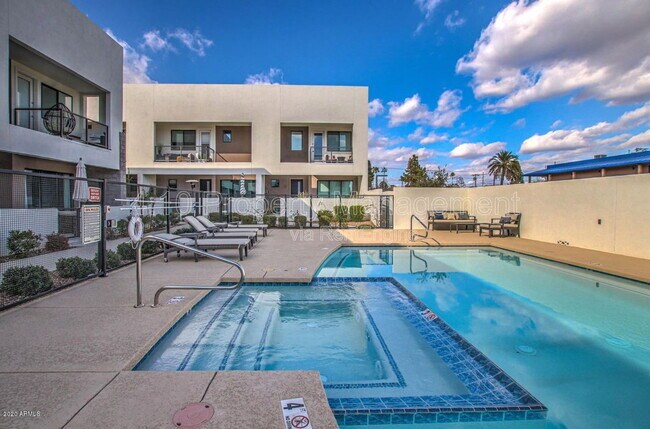 Building Photo - 1111 E Missouri Ave