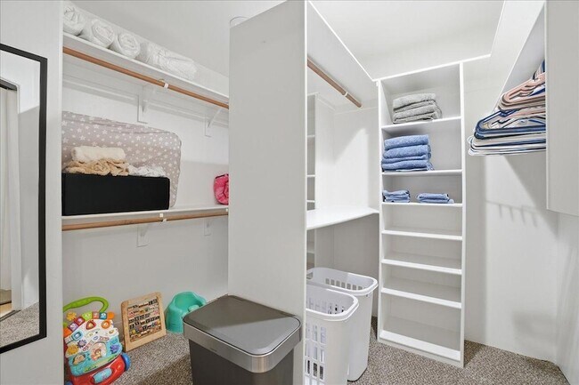 Building Photo - 1909 E Coral Tree Dr