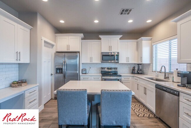 Building Photo - Beautiful townhome in desirable neighborho...