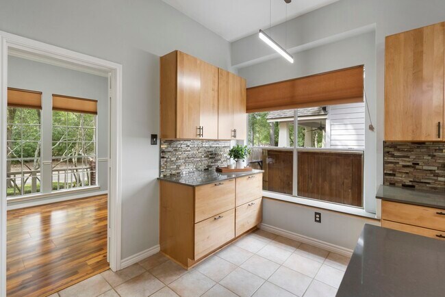 Building Photo - 6 E Cottage Green St