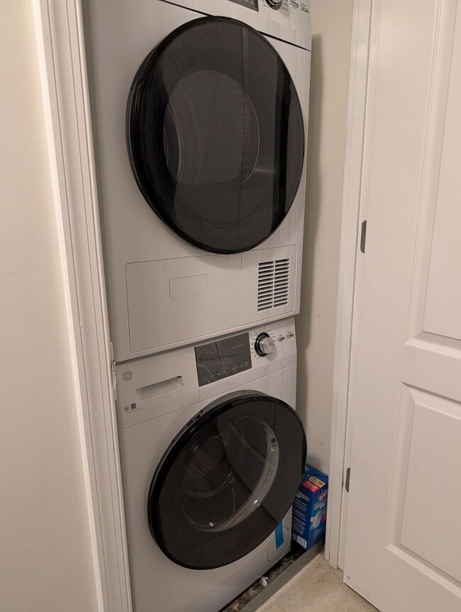 Building Photo - 2 bed, 2 bath Condo at The Eleven, Logan Circle