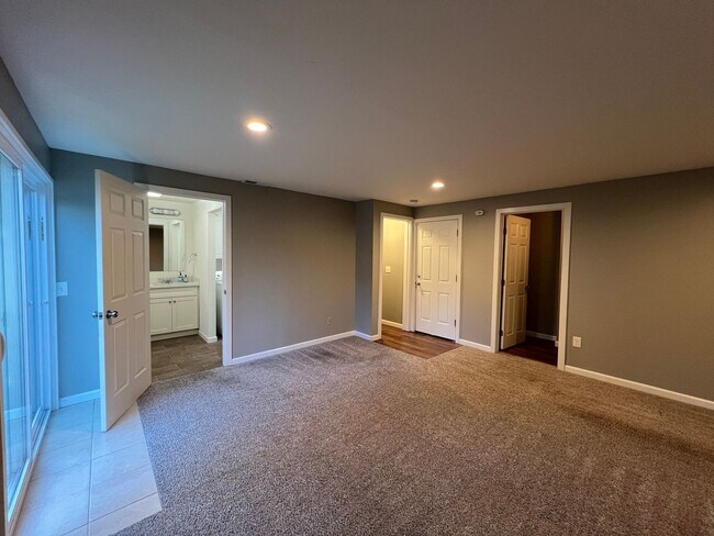 Building Photo - 3 Bedroom 2.5 Bath in Desirable Renton Fairwood Greens