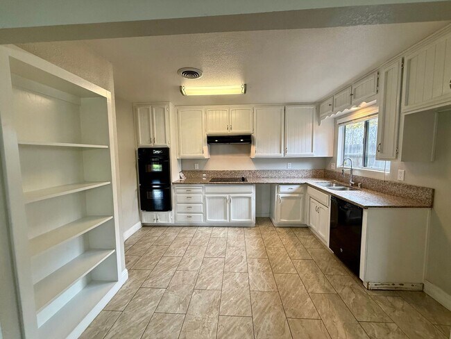 Building Photo - Single story home with vaulted ceilings!