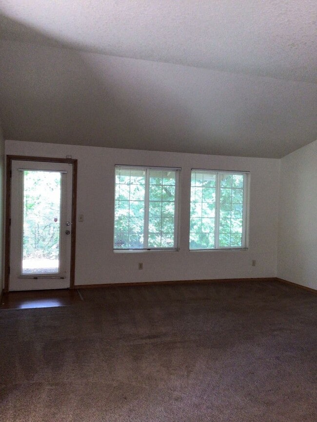 Building Photo - 3BD Home in Rose Village Neighborhood - Cl...