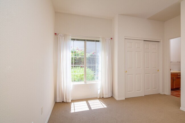 Building Photo - Single Level 3 Bedroom 2.5 Bath home in De...