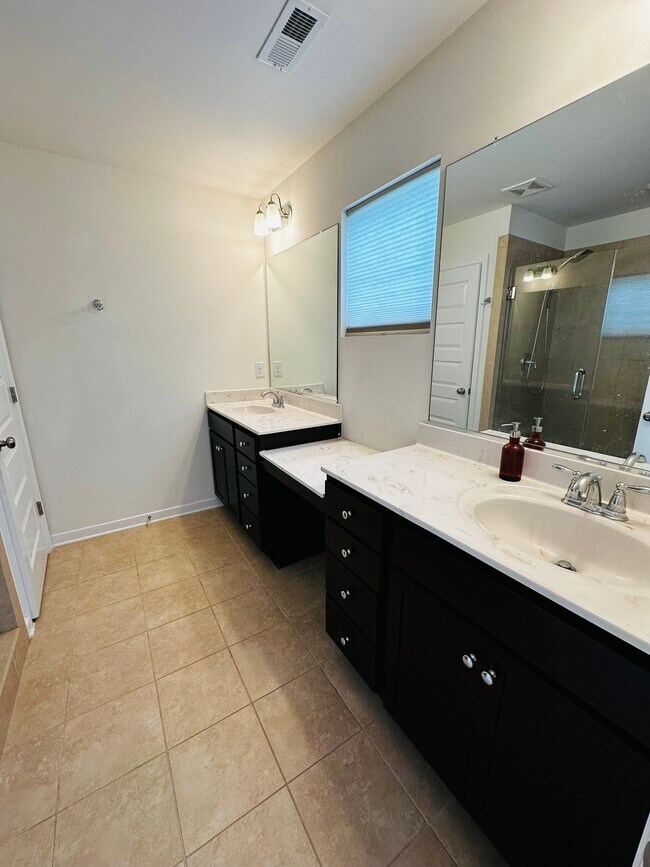 Building Photo - 5604 Benoni Ct