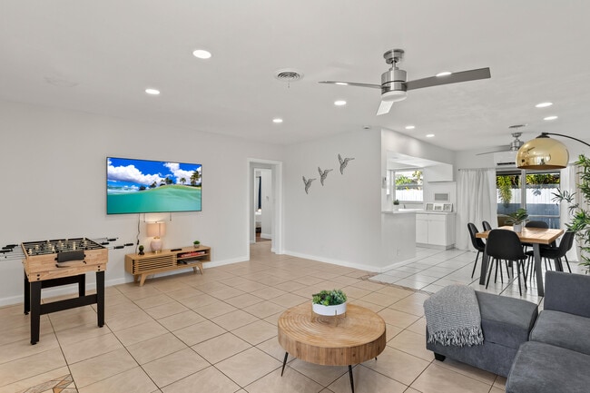 Building Photo - 1761 NE 55th St