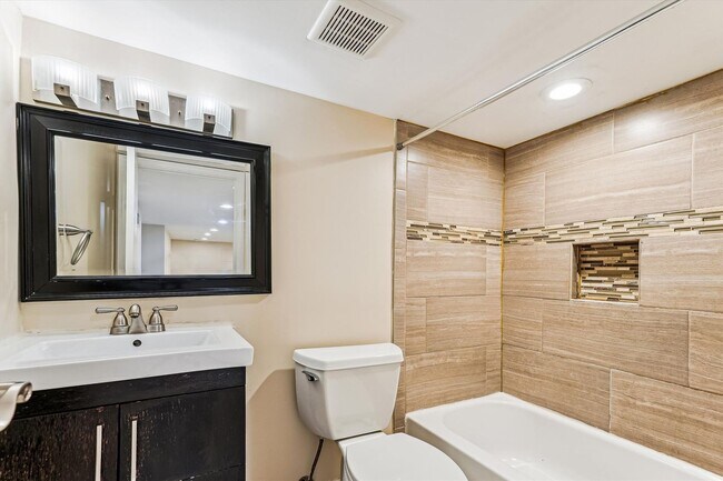 Building Photo - Charming and very Spacious 3 BR/3.5 BTH in...