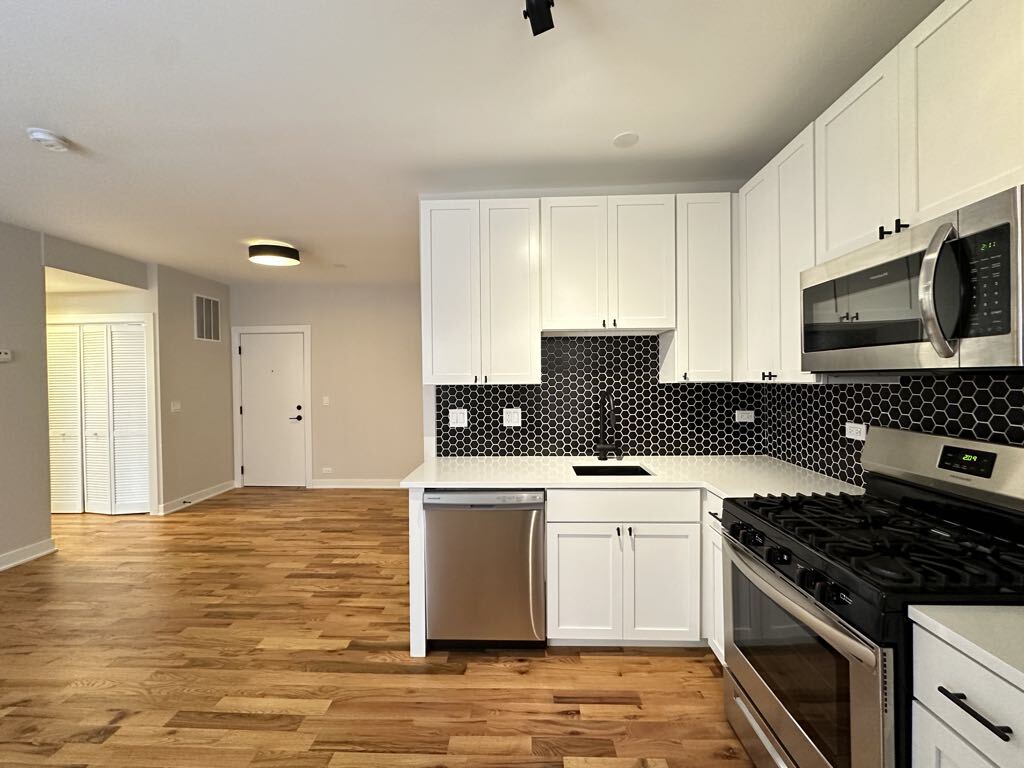 Building Photo - 661 W Wrightwood Ave