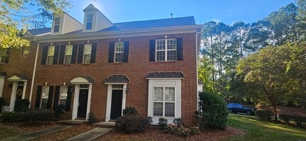 Building Photo - Darling 2br/2.5ba end unit townhome in Excellent Holly Springs community, available Now!