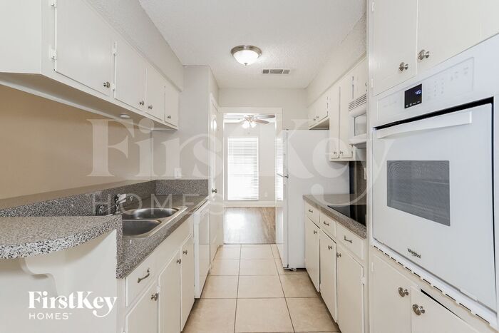 Building Photo - 404 Coburn St