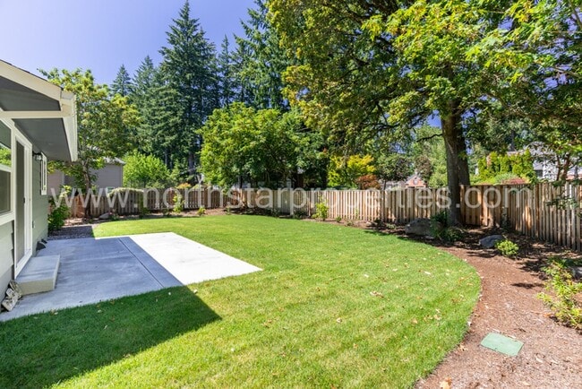 Building Photo - Exceptional Remodel Near Waluga Park