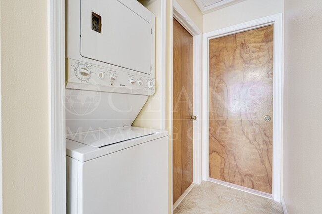 Building Photo - Charming 1 Bed, 1 Bath Condo