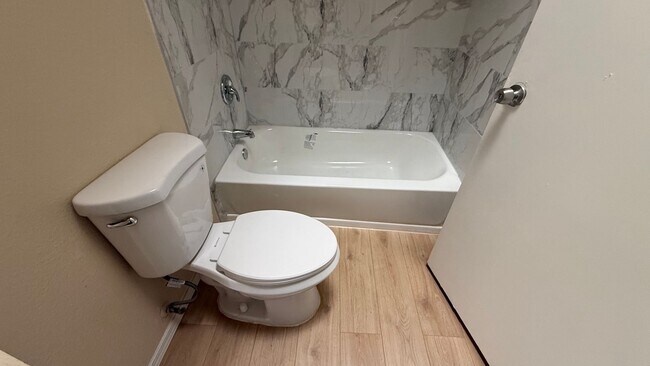 Building Photo - 2 BEDROOMS 1.5 BATHROOMS  TOWNHOUSE AVAILABLE FOR RENT !!!