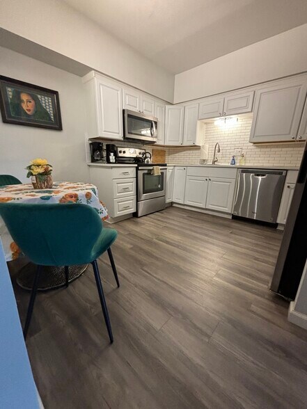 Kitchen - 357 E Thomas Rd