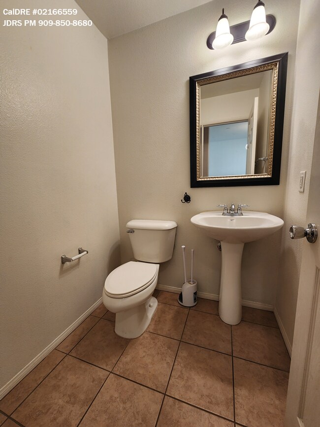 Building Photo - Chino 1 Bedroom Townhouse