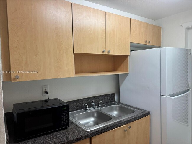 Building Photo - 1851 NE 168th St