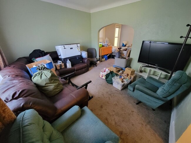 Building Photo - AVAILABLE April! - 4 Bed, 2 Bath Bright & Spacious Home