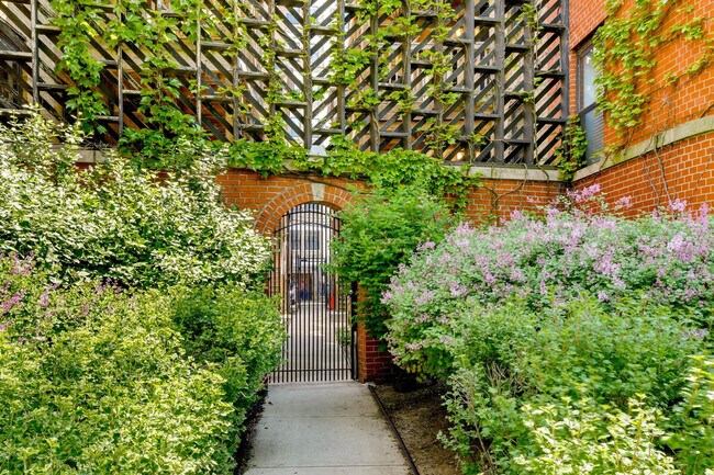 Building Photo - 7425 N Sheridan Rd