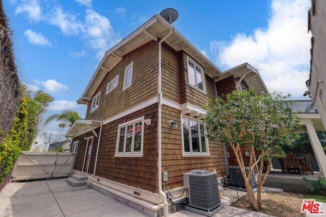 Building Photo - 933 Venezia Ave