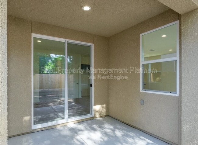 Building Photo - 555 N Cattail Ct