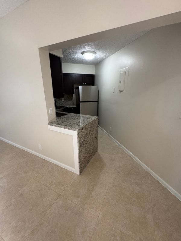 Building Photo - 211 Lake Pointe Dr