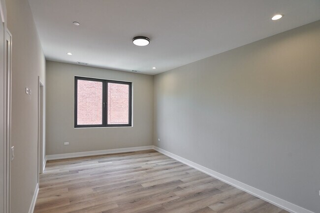 Building Photo - 6029 S Champlain Ave