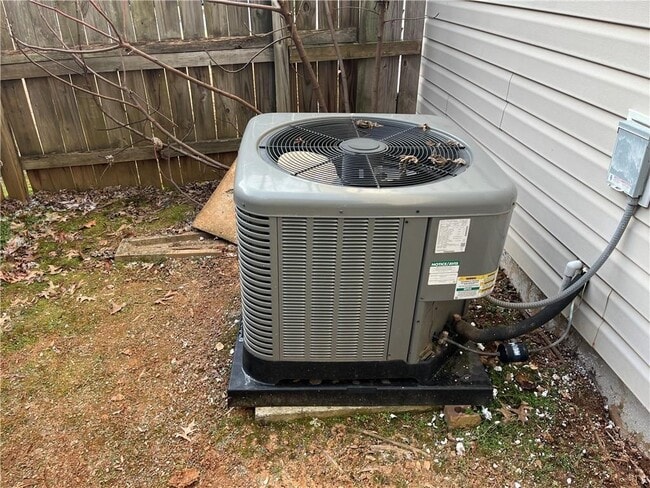 Building Photo - 678 Arbour Way