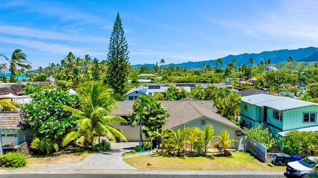 Primary Photo - Large Kailua Beachside Home w/ beautiful y...