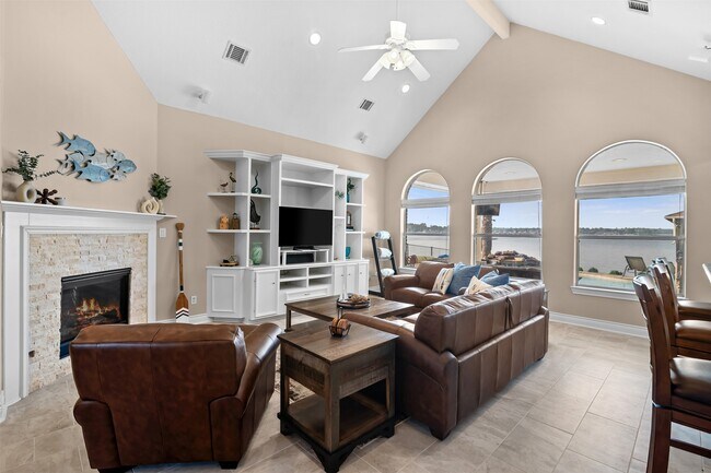 Building Photo - 14030 Shoreline Dr