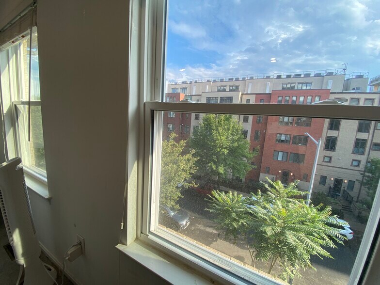 Building Photo - 1327 Belmont St NW