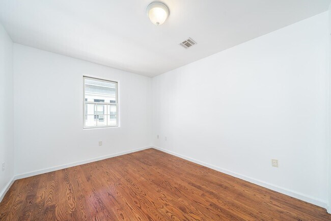 Building Photo - 135 38th St
