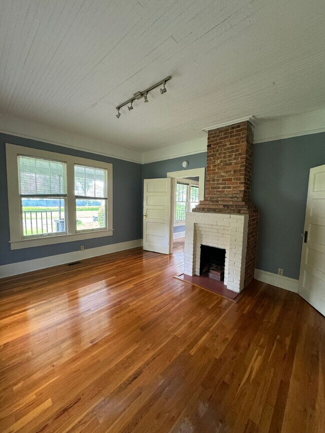 Building Photo - Gorgeous 2 Bedroom 1 Bathroom Single Family Home Located in the Heart of Midtown! Includes Hardwo...
