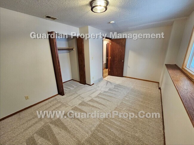 Building Photo - Updated Plymouth Single Family Home, 2 Car Garage, Large fenced Yard, Gas Fireplace
