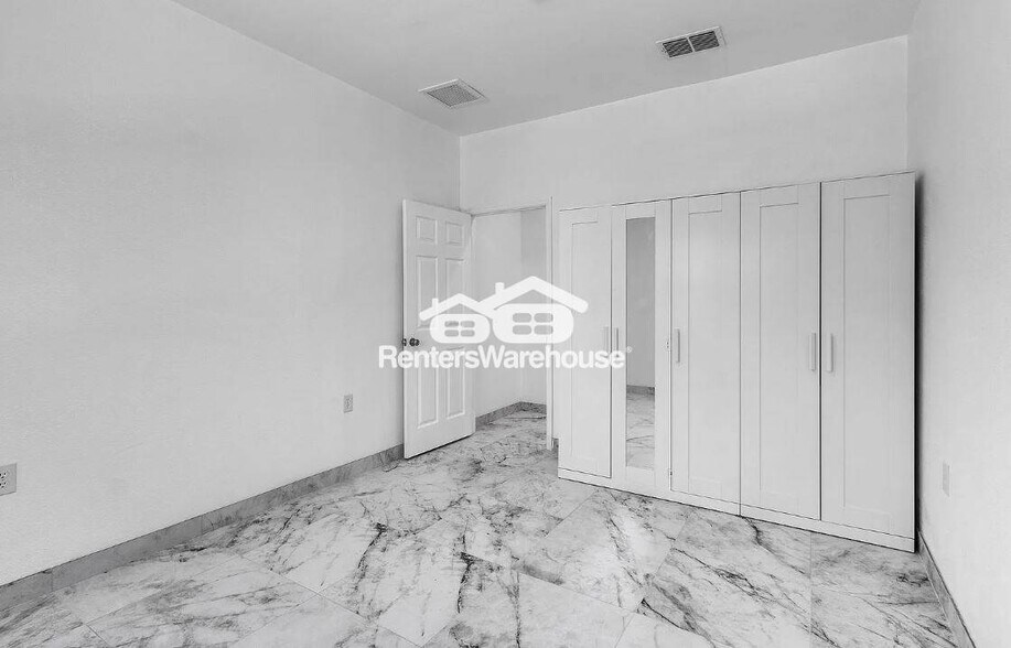 Building Photo - 528 Wideview Ave